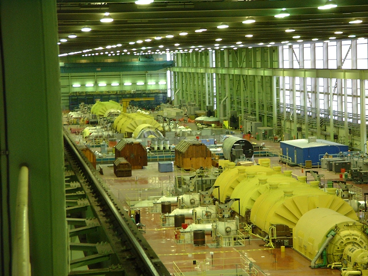 Turbine și echipamente mari în hala tehnologică a unei centrale energetice