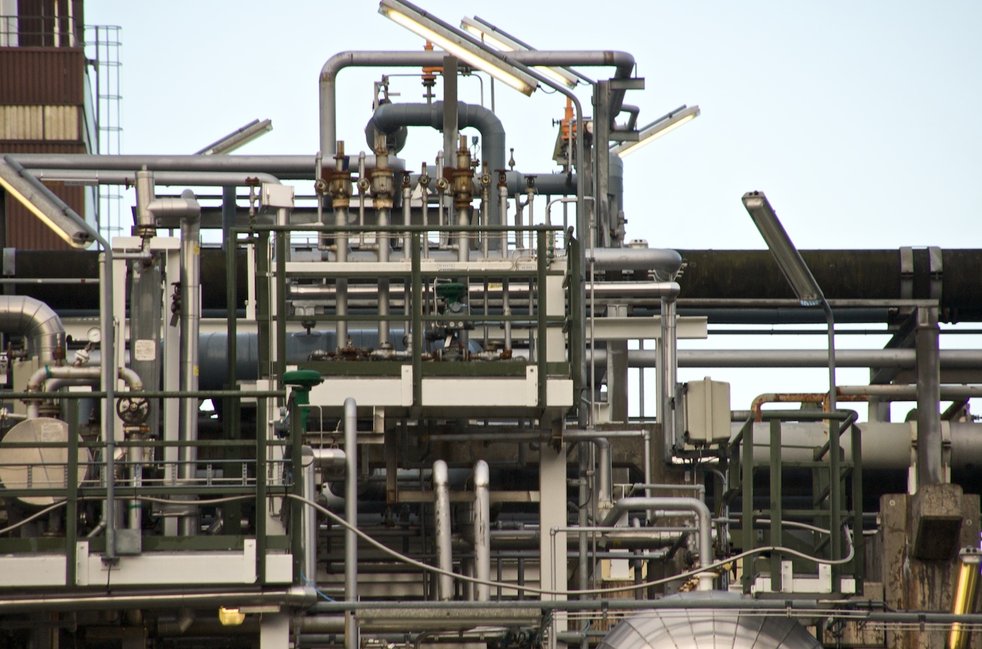 Conducte din oțel și echipamente ale unui obiectiv industrial